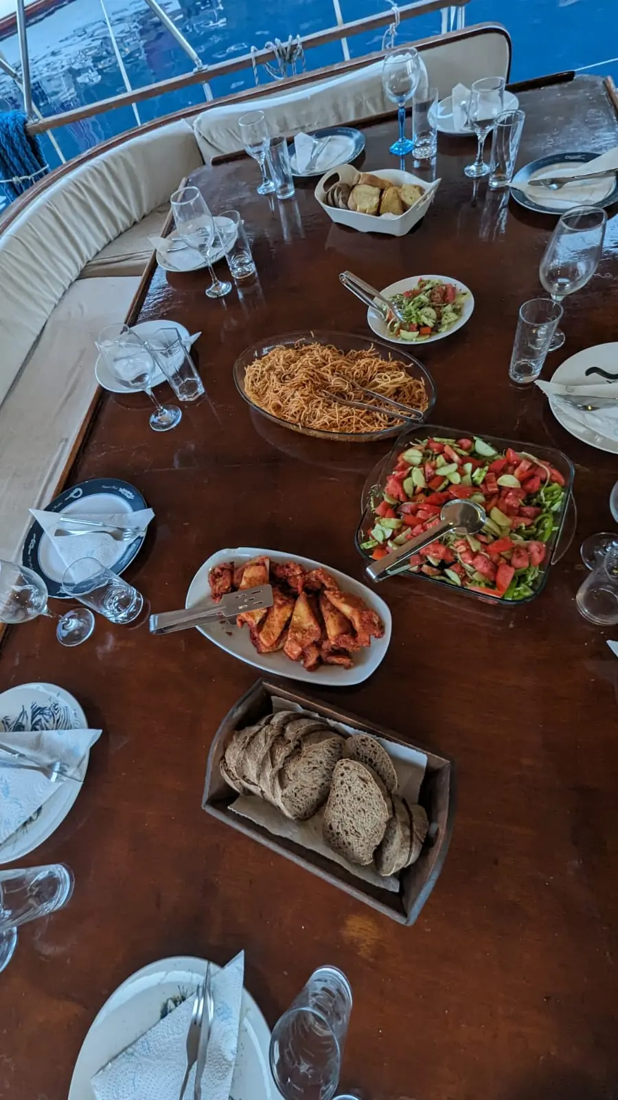 Gedeckter Tisch an Deck mit mediterranen Speisen