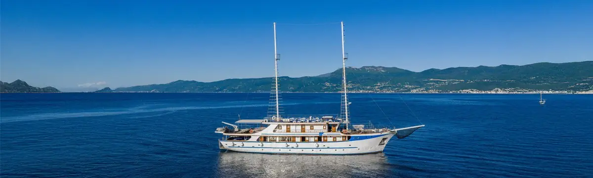Motoryacht vor der kroatischen Küste