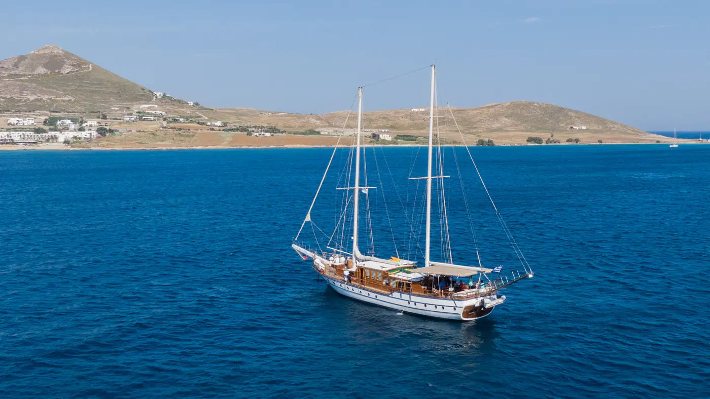 Gulet vor Anker im tiefblauen Wasser vor einer griechischen Insel