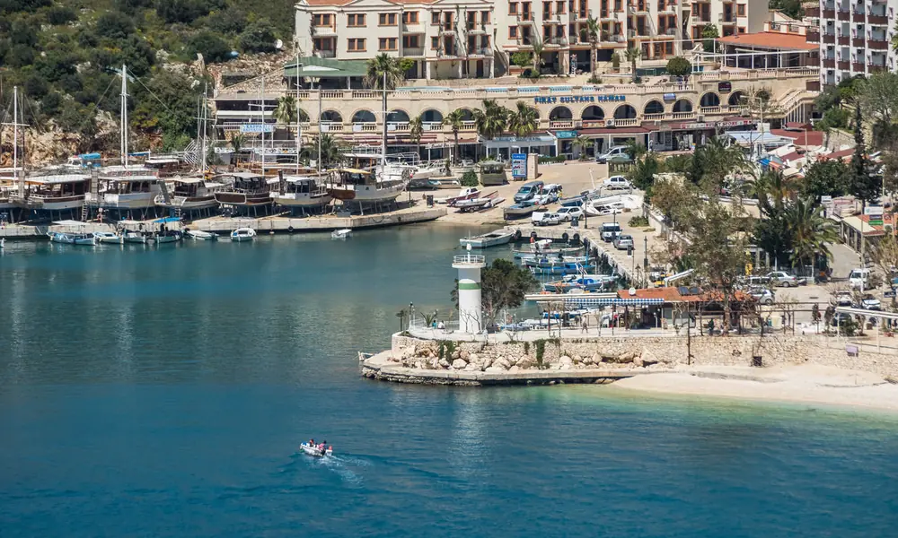 Hafen von Kalkan mit Häusern am Hang