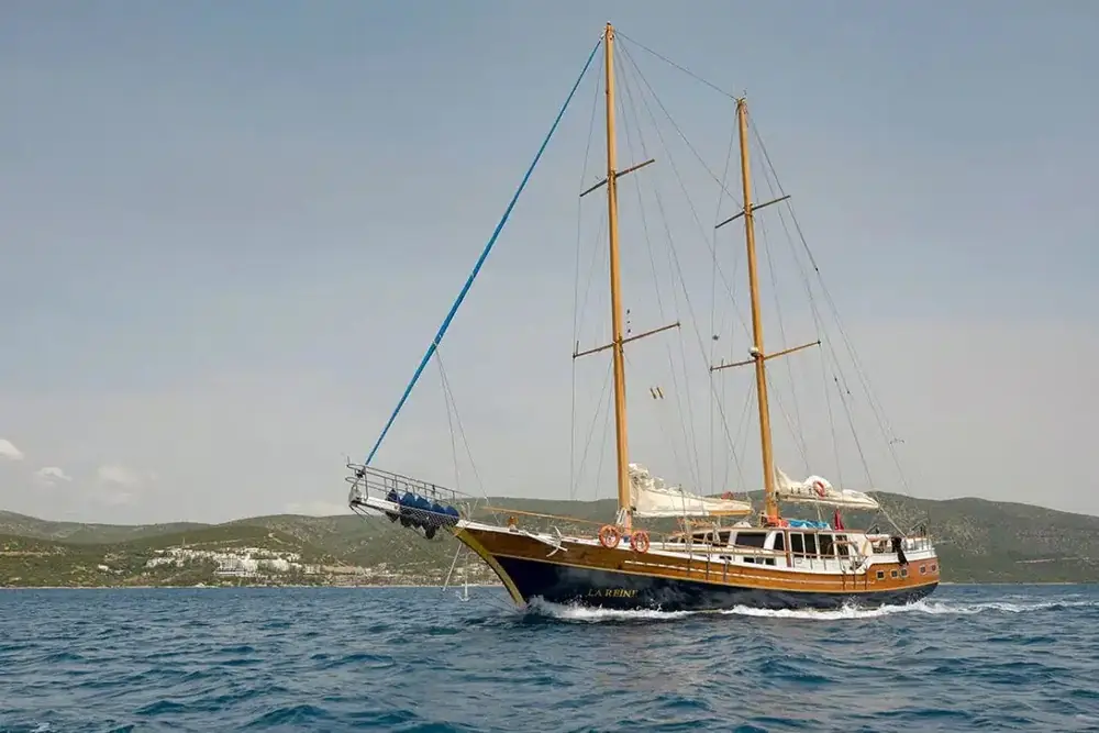 Gulet unter Segeln vor der Küste des Dodekanes