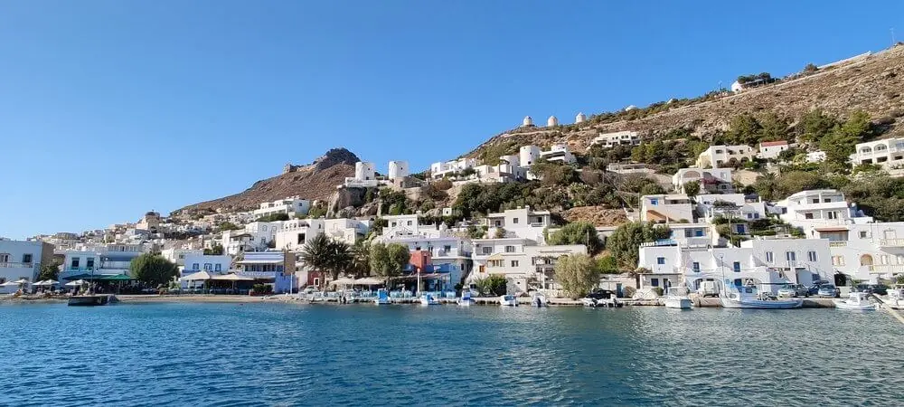 Weiße Häuser am Wasser auf Leros