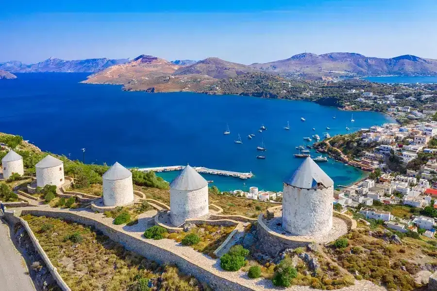 Windmühlen über der Bucht von Leros