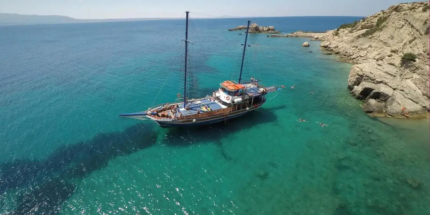 Gulet vor Anker in einer türkisfarbenen Bucht im Dodekanes