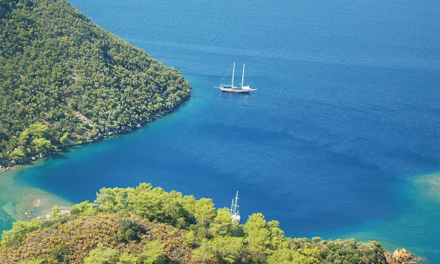Bucht von Marmaris mit Yachthafen und bewaldeten Hügeln
