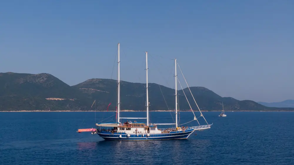 Gulet Artemis vor Anker in der Ägäis