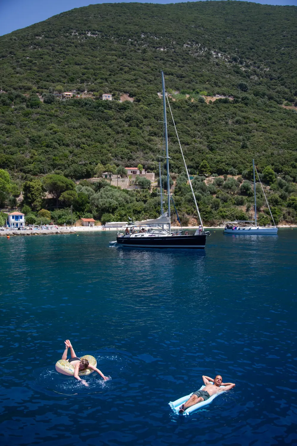Blick vom Deck der Artemis auf die Küste