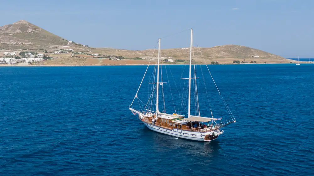 Gulet Hera aus der Luft vor der griechischen Küste